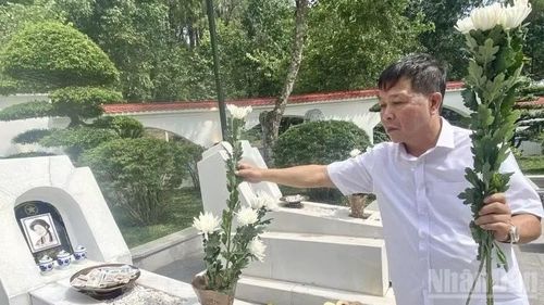 Ông Bùi Thanh Hà, Phó Chủ tịch Hội đồng quản trị ROX Group, dâng hoa tại Khu Di tích lịch sử quốc gia đặc biệt Ngã ba Đồng Lộc.