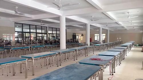 Khu nhà ăn hai tầng vừa hoàn thiện rộng rãi bảo đảm đáp ứng hơn 1.000 học sinh ăn mỗi bữa.