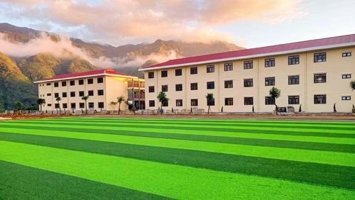 Hạng mục sân bóng đã cơ bản hoàn thiện.