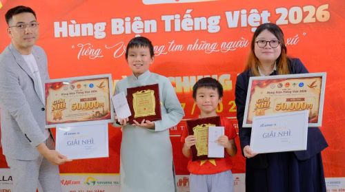 Ban tổ chức trao giải Nhì cho các thí sinh.