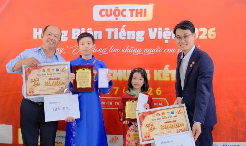 Các thí sinh nhận giải Ba từ Ban tổ chức.