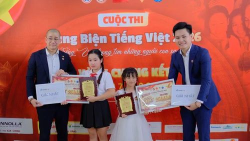 Ban tổ chức trao giải Nhất cho 2 thí sinh xuất sắc nhất ở mỗi bảng.