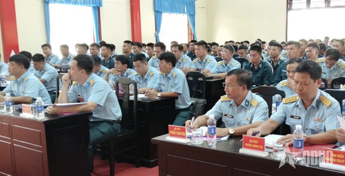 Cán bộ, chiến sĩ Trung đoàn 282 dự đối thoại dân chủ với lãnh đạo, chỉ huy Sư đoàn 375.