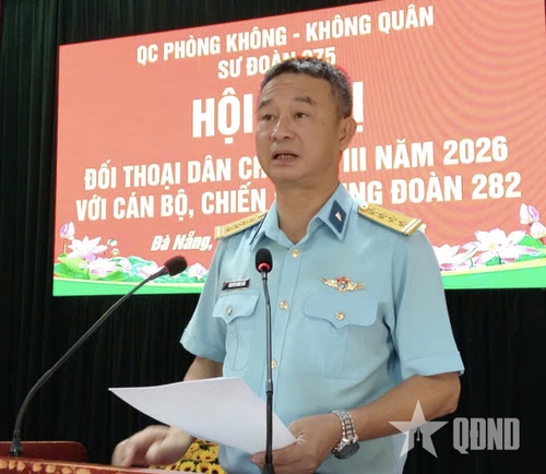 Đại tá Nguyễn Minh Đức, Bí thư Đảng ủy, Chính ủy Sư đoàn 375 phát biểu tại đối thoại.