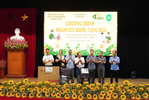 Trao quà tặng người có công và thân nhân liệt sĩ. 