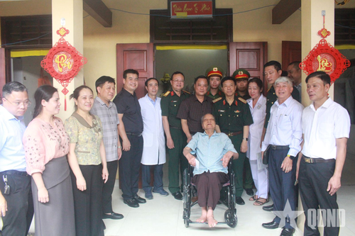 Đoàn công tác thăm hỏi, động viên, khám bệnh cho các trường hợp không thể đến địa điểm khám.