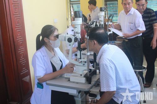 Các đối tượng chính sách được các y, bác sĩ tận tình khám bệnh.