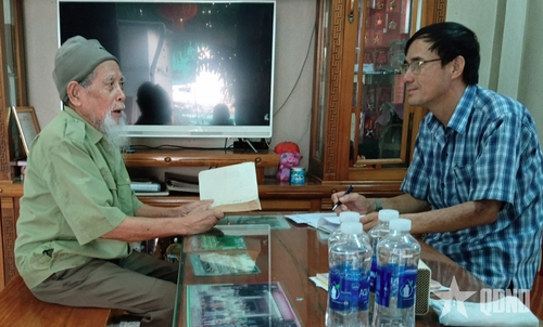Anh hùng LLVT nhân dân Hồ Soi và tác giả bài viết.