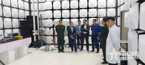 Đoàn công tác Bộ Khoa học và Công nghệ và Ban Cơ yếu Chính phủ kiểm tra Phòng Đo kiểm bức xạ điện từ trường của M2. 
