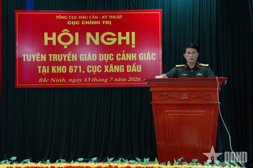 Đại tá Trần Văn Duy, Bí thư Đảng ủy, Chính trị viên Kho 671 phát biểu tại hội nghị.