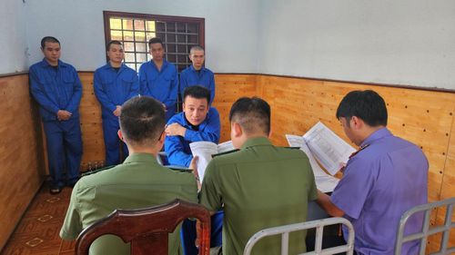 Cơ quan ANĐT lấy lời khai 5 đối tượng rửa tiền lừa đảo xuyên quốc gia.