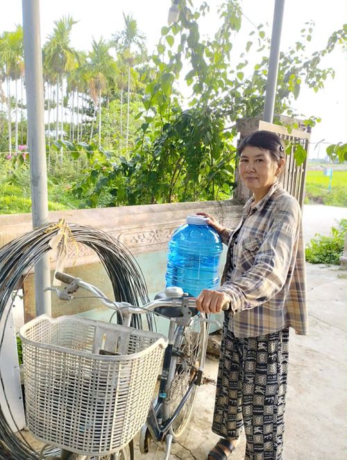 Do nguồn nước sinh hoạt (nước máy) bị ảnh hưởng bởi tình trạng nhiễm mặn, người dân phải mua nước bình về sử dụng.