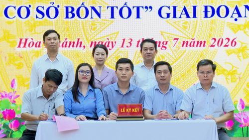 Lãnh đạo Thường trực Đảng ủy phường Hòa Khánh chứng kiến lễ ký kết.