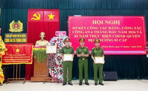 Tuyên dương, khen thưởng cá nhân xuất sắc.