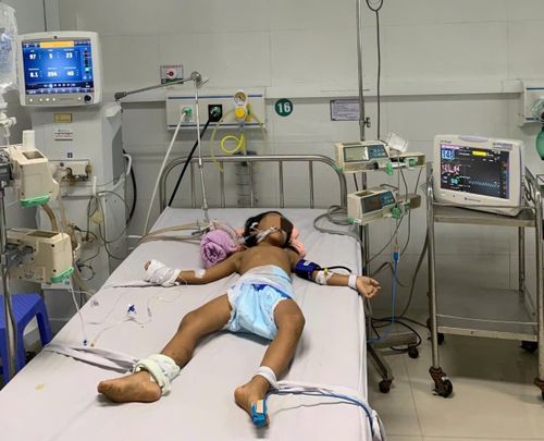 2 cháu bé bị ngộ độc lúc nhập viện điều trị.