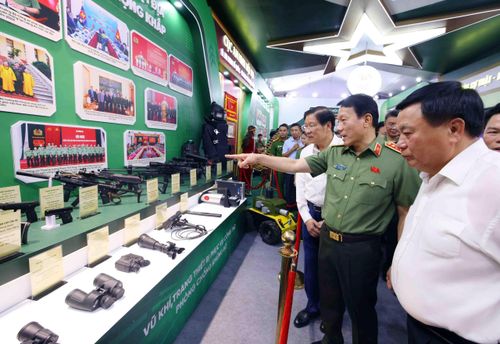 Tại đêm gala, Bộ trưởng Bộ Công an Lương Tam Quang cùng các đại biểu tham quan các gian trưng bày giới thiệu những thành tựu khoa học, công nghệ, chuyển đổi số và các giải pháp ứng dụng trí tuệ nhân tạo phục vụ công tác bảo đảm an ninh quốc gia. Ảnh: KIÊN PHẠM
