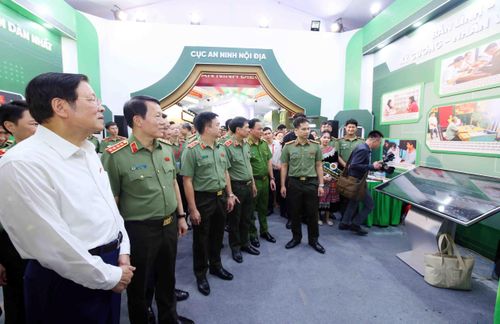 Các đại biểu nghe giới thiệu về những tư liệu, hình ảnh, hiện vật tiêu biểu phản ánh những dấu mốc quan trọng, chiến công xuất sắc và sự hy sinh thầm lặng của các thế hệ cán bộ, chiến sĩ an ninh nhân dân trong sự nghiệp bảo vệ an ninh quốc gia, giữ gìn cuộc sống bình yên của nhân dân. Ảnh: KIÊN PHẠM