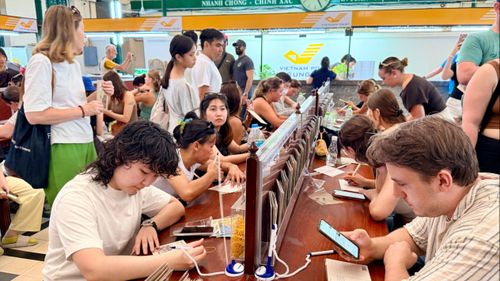 Du khách tham quan, mua sắm các sản phẩm lưu niệm tại Bưu điện TPHCM (ẢNH: HOÀNG HÙNG)