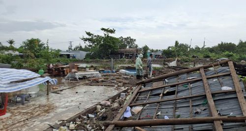  Nhà của người dân bị sập hoàn toàn do dông lốc 