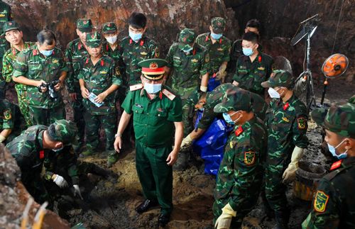 Thiếu tướng Trần Chí Tâm chỉ đạo công tác tìm kiếm, quy tập hài cốt tại Công viên Lê Thị Riêng. Ảnh: MẠNH THẮNG