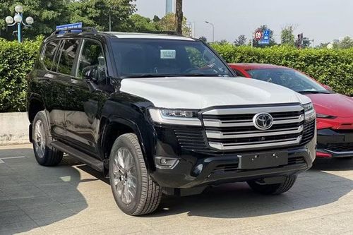 Toyota Land Cruiser: 69 xe Cuối cùng là Toyota Land Cruiser với 69 xe bán ra, tăng 46,8% so với tháng trước. Doanh số cộng dồn sau 6 tháng của mẫu xe đạt 377 chiếc. Đà tăng trưởng chủ yếu đến từ việc Toyota từng bước cải thiện nguồn cung nhập khẩu. Dù giá bán thuộc nhóm cao nhất thị trường, mẫu xe này vẫn duy trì sức hút nhờ giá trị thương hiệu, khả năng giữ giá và tệp khách hàng trung thành.