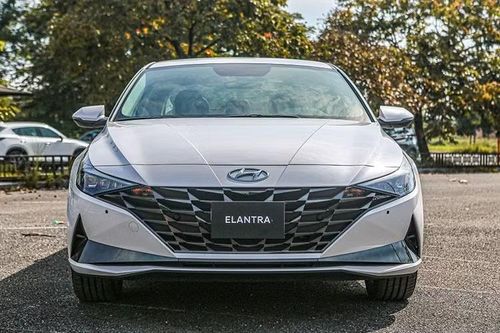 Hyundai Elantra: 18 xe Xếp thứ 2 trong top ôtô bán chậm là Hyundai Elantra chỉ với 18 xe đến tay khách hàng Việt, giảm tới 45,5% so với tháng 5/2026. Tổng lượng xe bán ra của Elantra sau nửa đầu năm đạt 186 chiếc. Kết quả này tiếp tục phản ánh xu hướng đi xuống của phân khúc sedan cỡ C khi người tiêu dùng ngày càng ưu tiên các mẫu SUV đô thị có giá bán tương đương.