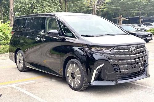 Toyota Alphard: 34 xe Trong tháng vừa qua, mẫu MPV 7 chỗ cỡ lớn của Toyota gây bất ngờ với doanh số đạt 34 xe, tăng nhẹ 6,3% so với tháng trước và đạt 188 xe sau 6 tháng. Dù giá bán thuộc nhóm cao nhất thị trường, Toyota Alphard vẫn duy trì lượng khách hàng ổn định nhờ phục vụ nhóm doanh nghiệp và khách hàng cao cấp.