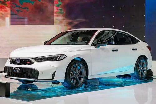Honda Civic: 37 xe Tháng vừa qua, Honda Civic chỉ bán được 37 xe, giảm tới hơn 50% so với tháng trước. Tuy nhiên, doanh số 6 tháng đầu năm của mẫu xe vẫn đạt 439 xe. Việc Civic xuất hiện trong nhóm xe bán chậm chủ yếu phản ánh sự thu hẹp của phân khúc sedan. Đây vẫn là mẫu xe được đánh giá cao về khả năng vận hành và thiết kế thể thao, nhưng mức giá cao cũng là rào cản doanh số.