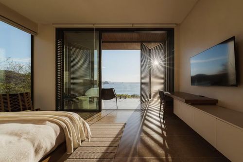 Thiết kế nội thất và giám tuyển nghệ thuật được phát triển và tận dụng tối đa, mở rộng ý tưởng kiến trúc. Các tác phẩm đặc trưng của Francesco Bracci và Ingrid Rudelman được tích hợp vào chuỗi không gian, tăng cường sự đối thoại giữa kiến trúc, cảnh quan và nghệ thuật.