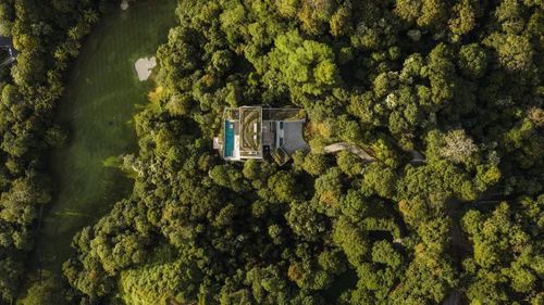 Giữa khu rừng khô nhiệt đới trên bán đảo Papagayo, nhìn ra bờ biển Thái Bình Dương của Costa Rica, Casa Continuum hiện lên theo một cách rất khác những căn biệt thự nghỉ dưỡng thường thấy. Không vươn mình trên đỉnh đồi để trở thành điểm nhấn, công trình lại lựa chọn hòa vào sườn dốc, để thiên nhiên trở thành nhân vật chính.