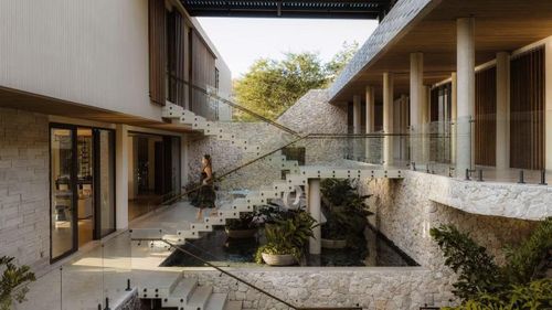 Việc di chuyển trong Casa Continuum cũng được tính toán rất kỹ. Từ tầng lối vào, người sử dụng có thể đi xuống nửa tầng để đến khu sinh hoạt chung hoặc đi lên nửa tầng tới các phòng ngủ riêng tư. Cách tổ chức nhiều cao độ khiến hành trình khám phá không gian diễn ra tự nhiên và liên tục.