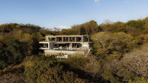 Ngôi nhà có diện tích khoảng 1.600 m², được phát triển dựa trên khái niệm mà nhóm thiết kế gọi là "Kiến trúc Tinh túy" (Essential Architecture). Thay vì tạo ra một công trình nổi bật giữa cảnh quan, dự án tập trung xây dựng mối liên kết giữa kiến trúc với địa hình, khí hậu và đường chân trời, mang đến trải nghiệm sống liền mạch với thiên nhiên.
