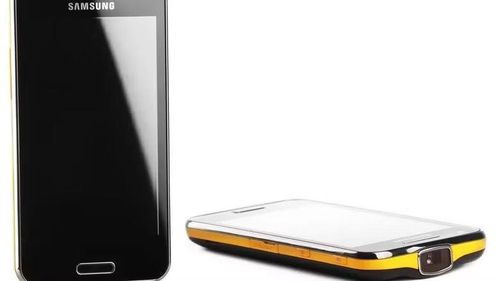 Samsung cũng từng gây bất ngờ với Galaxy Beam i8530, chiếc điện thoại Android tích hợp máy chiếu mini ngay trong thân máy, nhưng công nghệ trình chiếu khi đó chưa đủ hoàn thiện khiến trải nghiệm không đáp ứng kỳ vọng của người dùng.