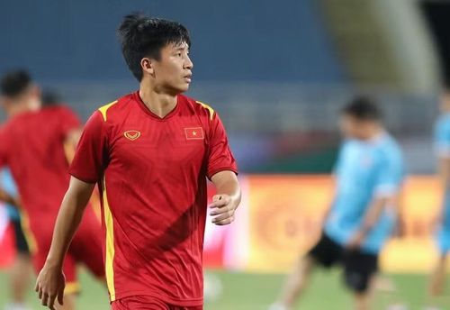 Đây được xem là quyết định cần thiết nhằm giúp trung vệ của tuyển Việt Nam giải quyết dứt điểm vấn đề thể lực và sớm trở lại sân cỏ với phong độ tốt nhất. Ảnh: VFF.