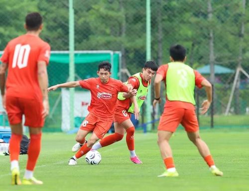 Về phía đội tuyển Việt Nam, thầy trò HLV Kim Sang-sik đang trải qua chuyến tập huấn ngắn ngày tại Hàn Quốc. Ảnh: VFF.