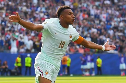 Tiền đạo Kylian Mbappe mừng bàn mở tỷ số cho Pháp trong trận tứ kết gặp Ma Rốc. Ảnh: AP.