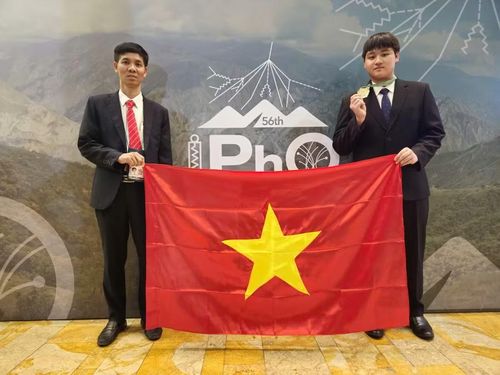 Em Tạ Ngọc Minh và thầy Phạm Đình Hiệp.