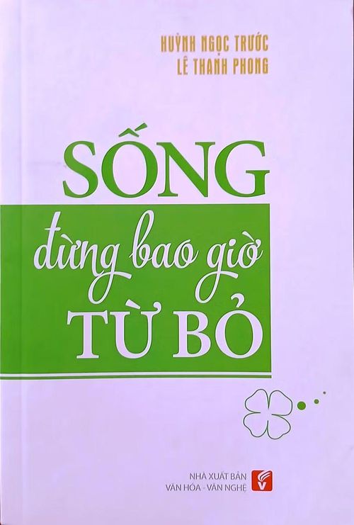 Cuốn sách 'Sống đừng bao giờ từ bỏ' do NXB Văn hóa Văn nghệ ấn hành. Ảnh: Huyền Cao.