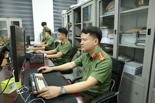 Cán bộ, chiến sĩ Công an tỉnh Bắc Ninh xác minh tội phạm qua mạng internet.