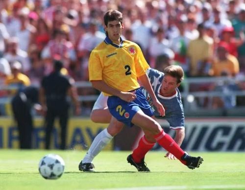 Hậu vệ Andres Escobar (áo vàng) trong trận Colombia thua Mỹ 1-2 tại World Cup 1994. Ảnh: Clarín.