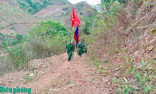 Cán bộ Bộ đội Biên phòng tỉnh Nghệ An, Việt Nam phối hợp với Đại đội Biên phòng 223, Bộ Chỉ huy Quân sự tỉnh Xiêng Khoảng, Lào tổ chức tuần tra song phương bảo vệ biên giới. Ảnh: Lê Thạch