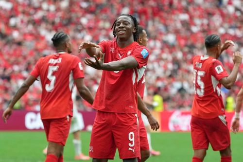 Manzambi ăn mừng sau khi ghi bàn trong trận Thụy Sĩ thắng Canada 2-1 tại vòng bảng. 