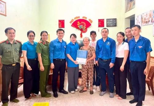 Đoàn phường Sầm Sơn cũng phối hợp cùng Đoàn Trường Đại học Quản trị và Kinh doanh, Đại học Quốc gia Hà Nội các hoạt động thăm, tặng quà người có công trên địa bàn, hướng đến kỷ niệm Ngày Thương binh - Liệt sĩ 27/7.
