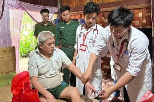 Cùng với đó là việc trao tặng 20 xe đạp cho học sinh có hoàn cảnh khó khăn, tiếp thêm động lực để các em vững bước đến trường; Tổ chức Hội chợ nhân đạo với 50 suất quà ý nghĩa dành tặng người dân địa phương và các hoạt động ý nghĩa khác. Trong ảnh, y, bác sĩ thăm khám cho hộ gia đình khó khăn, gia đình chính sách ở xã Tam Lư.