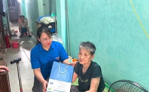 Trao những suất quà ý nghĩa tới các gia đình chính sách, người có công với cách mạng trên địa bàn phường.