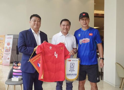 Quan hệ hợp tác quốc tế là một lĩnh vực được VFF đang đẩy mạnh nhằm tăng nguồn lực cho bóng đá Việt Nam phát triển. Trong ảnh, Phó chủ tịch phụ trách chuyên môn Trần Anh Tú và đại diện Hiệp hội bóng đá Incheon (Hàn Quốc)