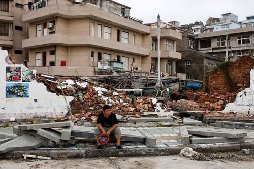 Một bức tường đổ sập sau bão Bavi tại Chiết Giang. (Ảnh: Reuters)