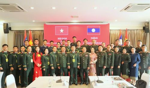 Đại biểu sĩ quan trẻ hai nước tham dự hội đàm.