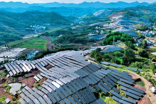 Hơn 60.000 tấm pin quang điện mặt trời bao phủ một ngọn núi ở Jinhua, tỉnh Chiết Giang, Trung Quốc