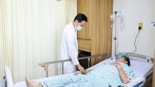 Bác sĩ thăm khám cho bệnh nhân.